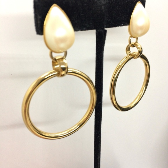 VINTAGE 80S 90S GOLD TONE STATEMENT DROP HOOP EARRINGS FAUX PEARL EARRINGS - Picture 4 of 13